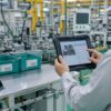 工場現場で堅牢タブレットを使い点検情報を確認する作業者